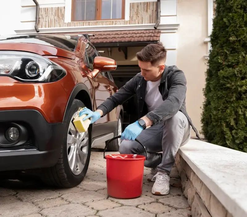 Lavage auto à domicile Orphin : professionnel intervenant sur un véhicule